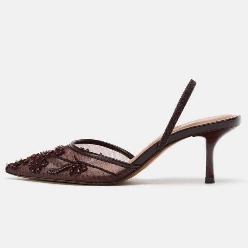 Escarpins élégants à talons hauts pour femme : bout pointu, résille brodée et détails de perles. Chaussures de luxe estivales (sandales à talons marron).