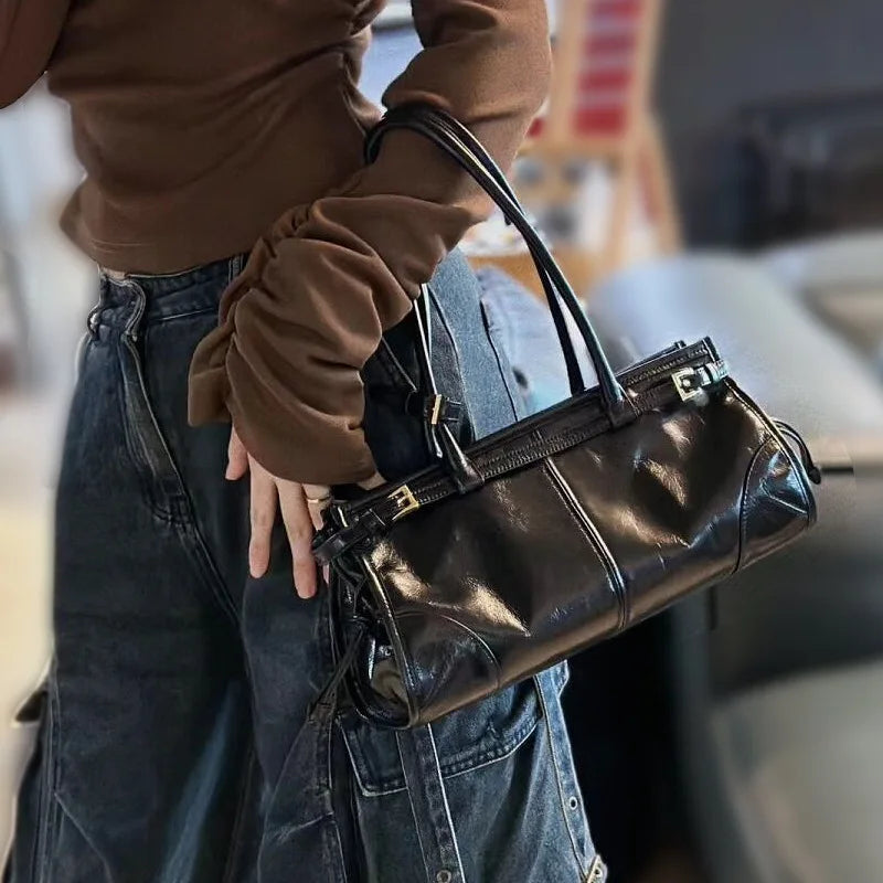 Nouveau sac bandoulière pour femme style Boston 2025 – Cuir souple effet huilé/ciré, design superposé, style moto chic