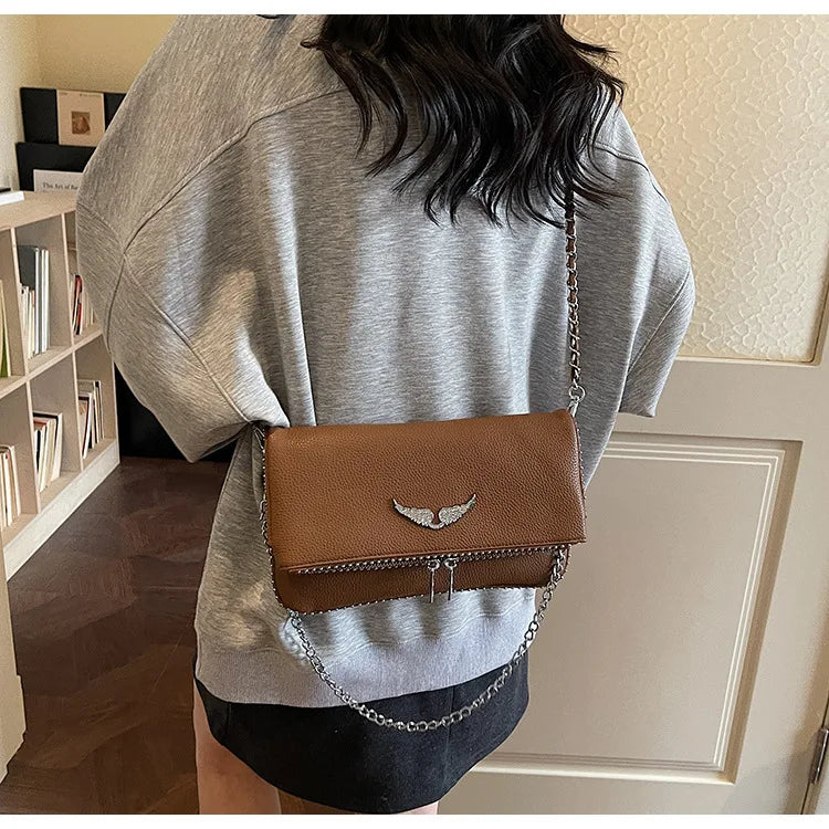 Petit sac carré tendance et épuré pour femme – Sac bandoulière avec chaîne, style rétro, porté épaule ou à la main.