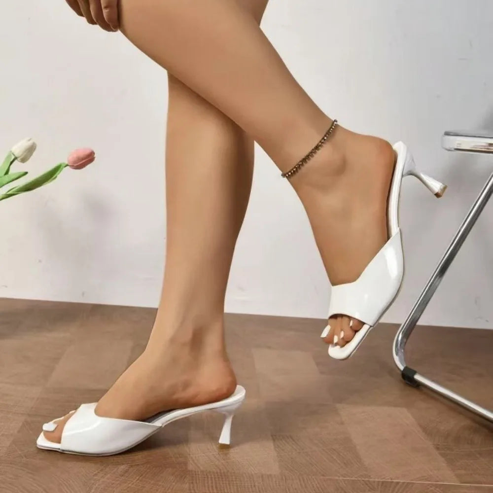 Chaussures élégantes et confortables pour femme : sandales à talons aiguilles, bout ouvert (style « bouche de poisson ») et talons hauts, idéales pour le bureau ou les tenues habillées.