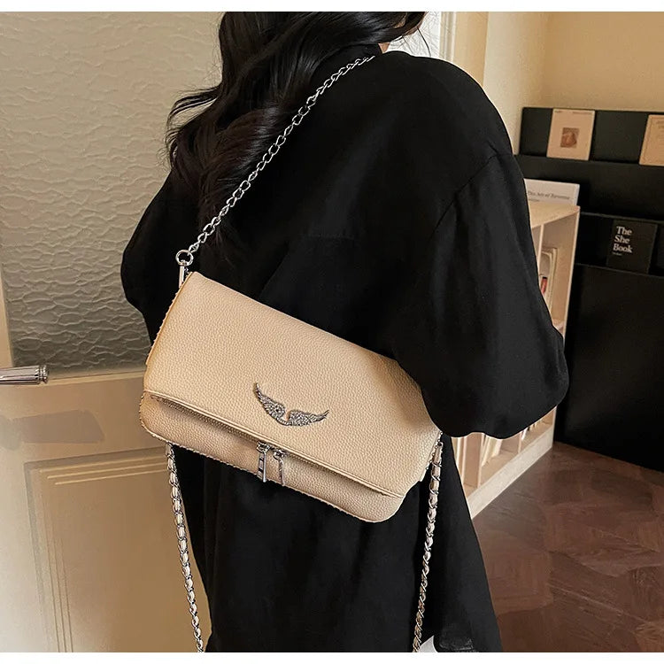 Petit sac carré tendance et épuré pour femme – Sac bandoulière avec chaîne, style rétro, porté épaule ou à la main.