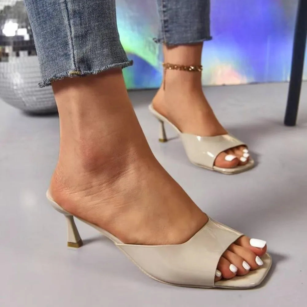 Chaussures élégantes et confortables pour femme : sandales à talons aiguilles, bout ouvert (style « bouche de poisson ») et talons hauts, idéales pour le bureau ou les tenues habillées.