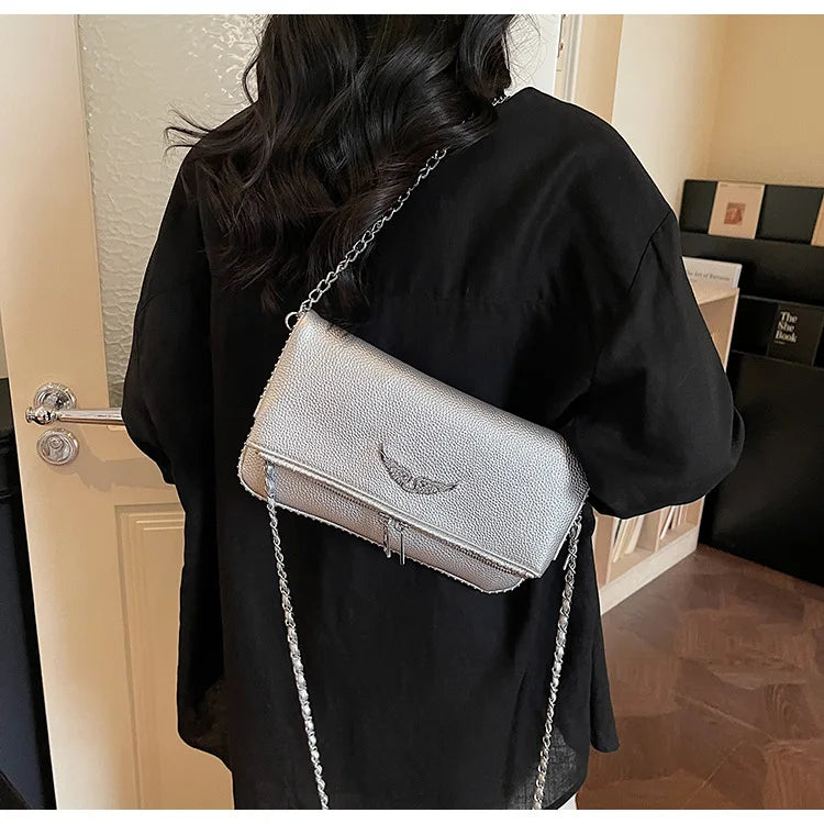 Petit sac carré tendance et épuré pour femme – Sac bandoulière avec chaîne, style rétro, porté épaule ou à la main.