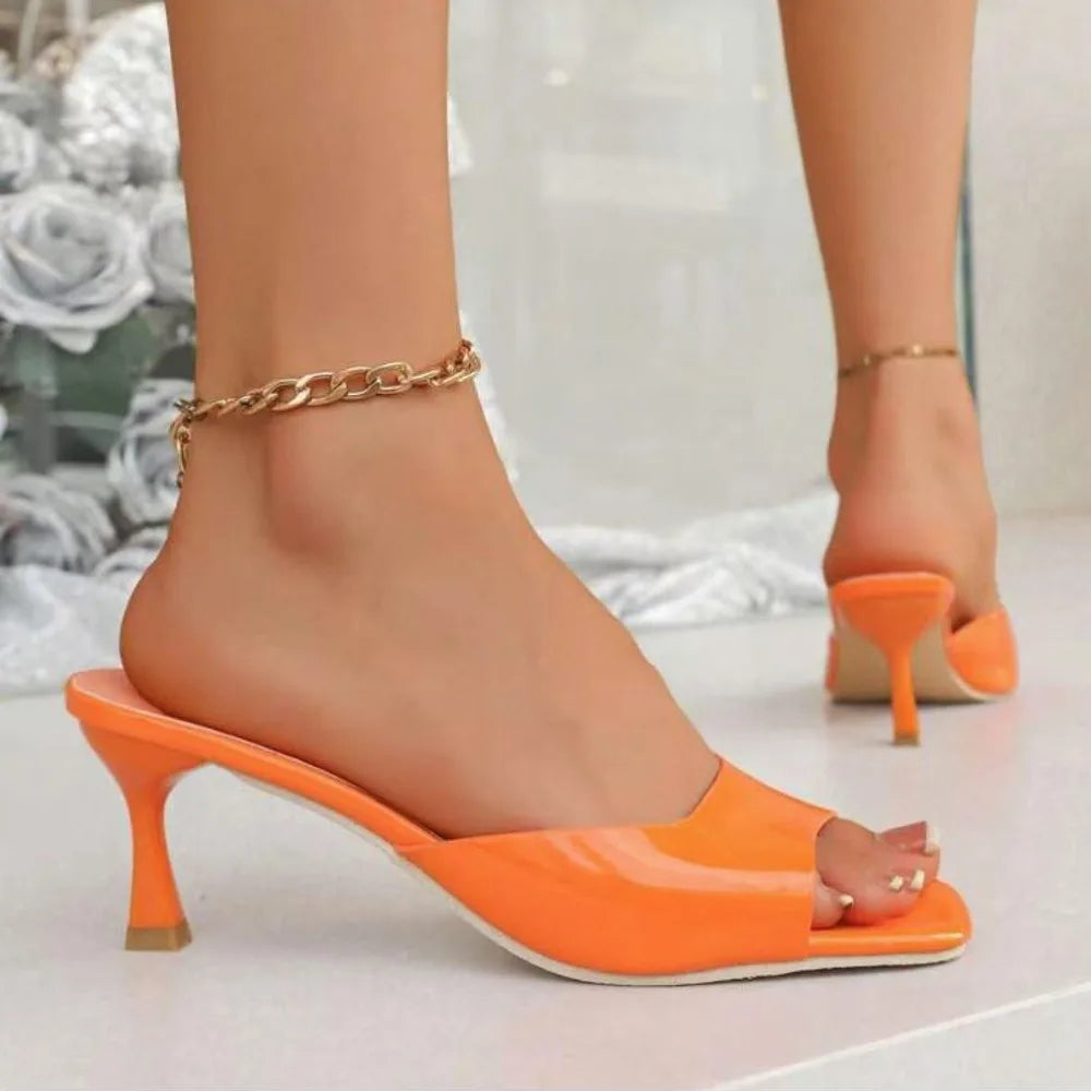 Chaussures élégantes et confortables pour femme : sandales à talons aiguilles, bout ouvert (style « bouche de poisson ») et talons hauts, idéales pour le bureau ou les tenues habillées.