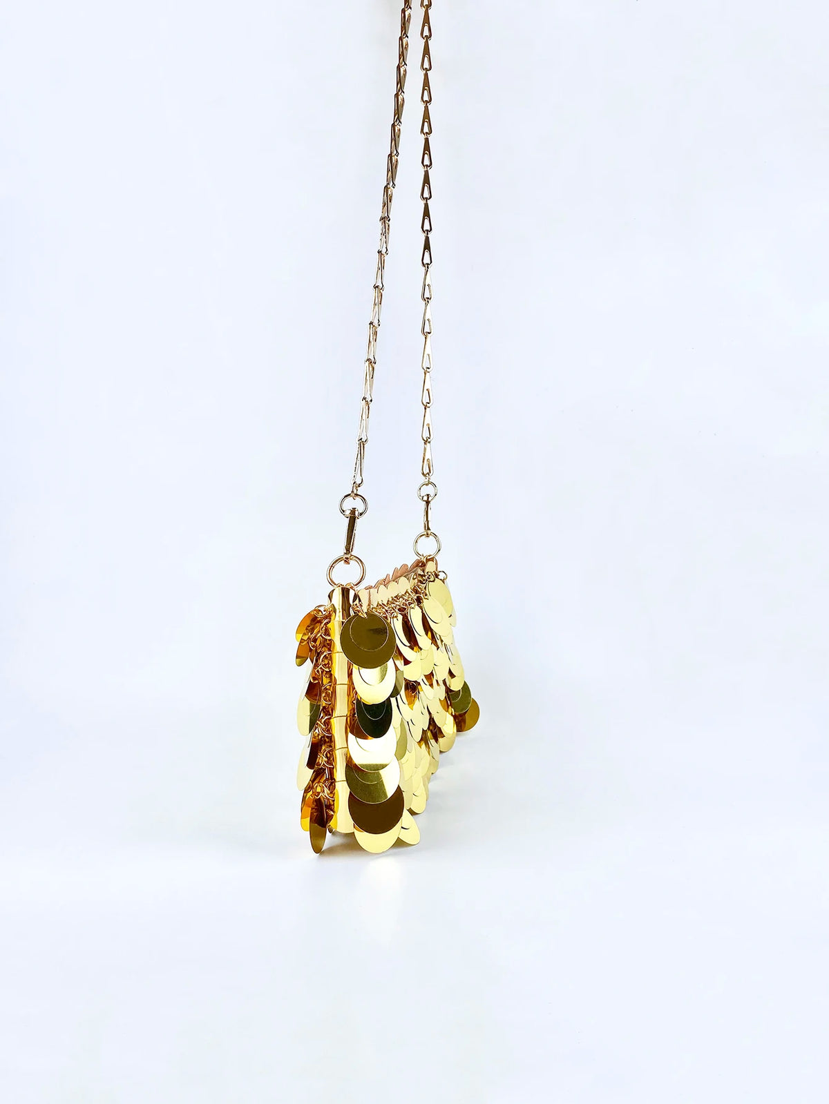 Sac carré horizontal tendance et stylé, doté d'une chaîne à paillettes dorées ; un modèle personnalisé à la texture simple et élégante pour femme.