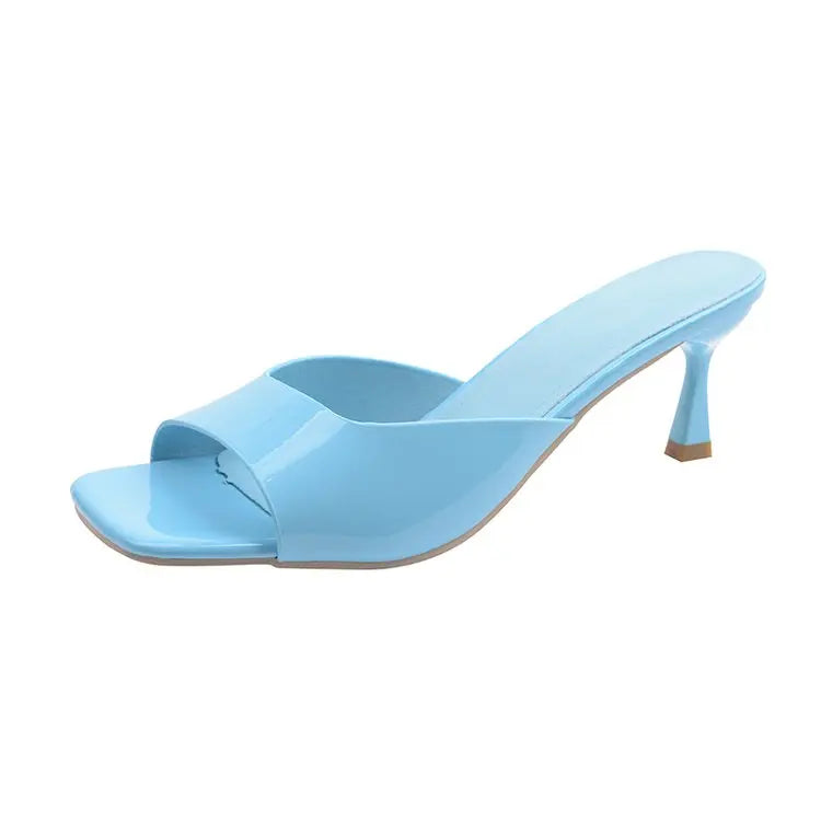 Chaussures élégantes et confortables pour femme : sandales à talons aiguilles, bout ouvert (style « bouche de poisson ») et talons hauts, idéales pour le bureau ou les tenues habillées.