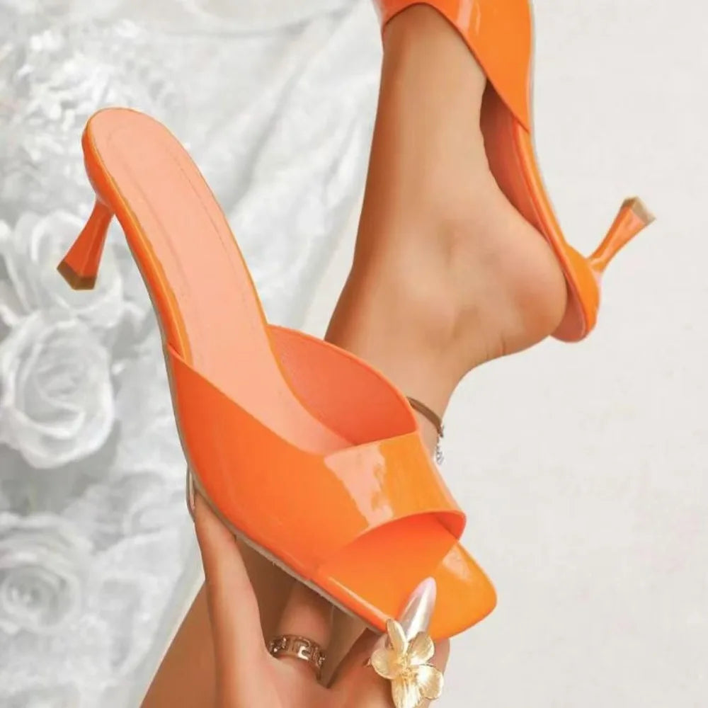 Chaussures élégantes et confortables pour femme : sandales à talons aiguilles, bout ouvert (style « bouche de poisson ») et talons hauts, idéales pour le bureau ou les tenues habillées.