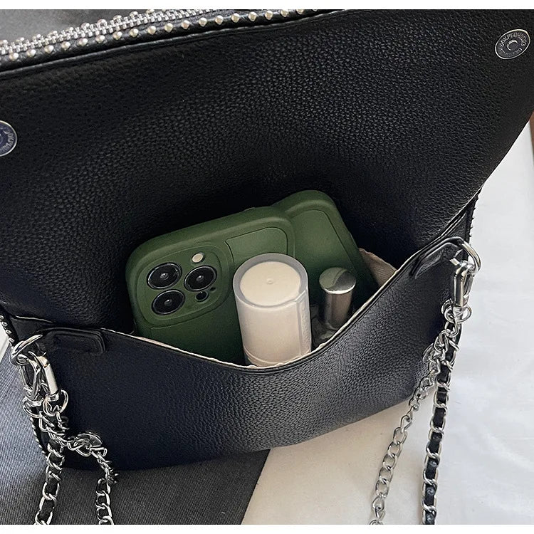 Petit sac carré tendance et épuré pour femme – Sac bandoulière avec chaîne, style rétro, porté épaule ou à la main.