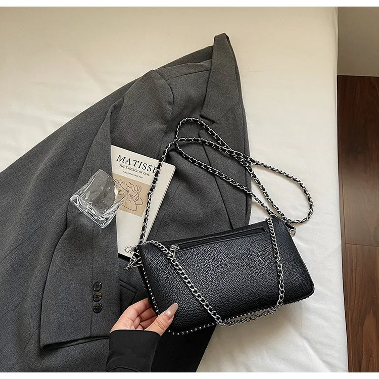 Petit sac carré tendance et épuré pour femme – Sac bandoulière avec chaîne, style rétro, porté épaule ou à la main.