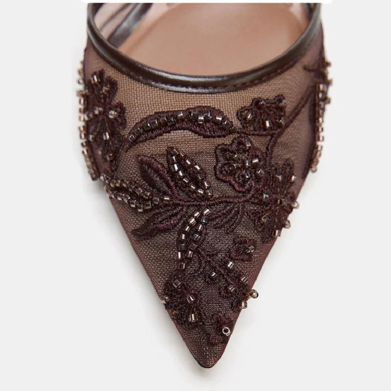 Escarpins élégants à talons hauts pour femme : bout pointu, résille brodée et détails de perles. Chaussures de luxe estivales (sandales à talons marron).