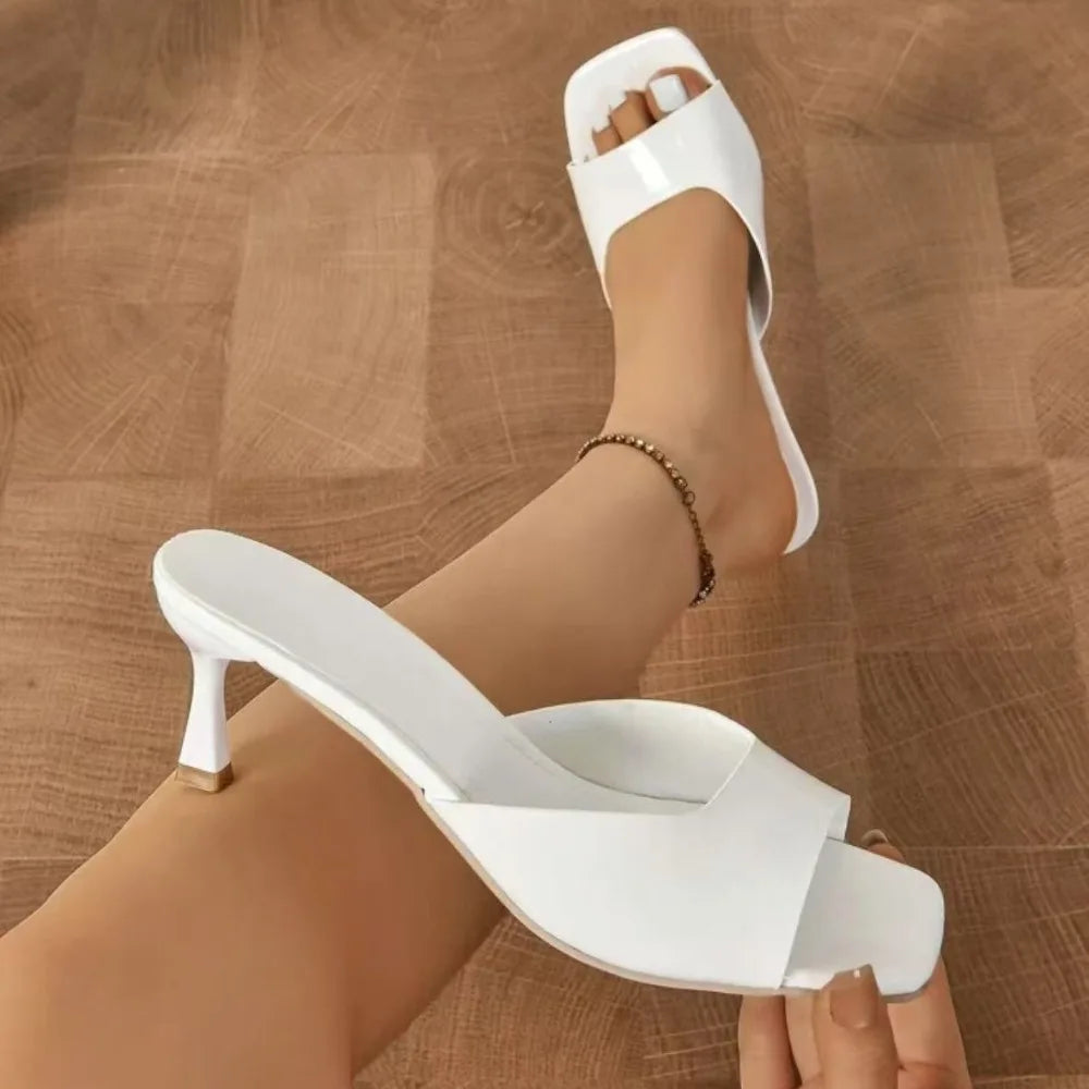 Chaussures élégantes et confortables pour femme : sandales à talons aiguilles, bout ouvert (style « bouche de poisson ») et talons hauts, idéales pour le bureau ou les tenues habillées.