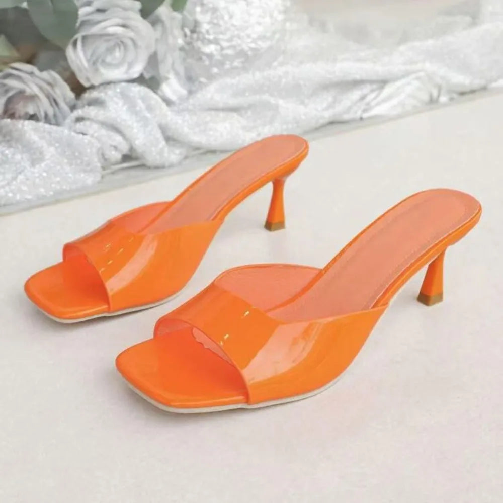 Chaussures élégantes et confortables pour femme : sandales à talons aiguilles, bout ouvert (style « bouche de poisson ») et talons hauts, idéales pour le bureau ou les tenues habillées.