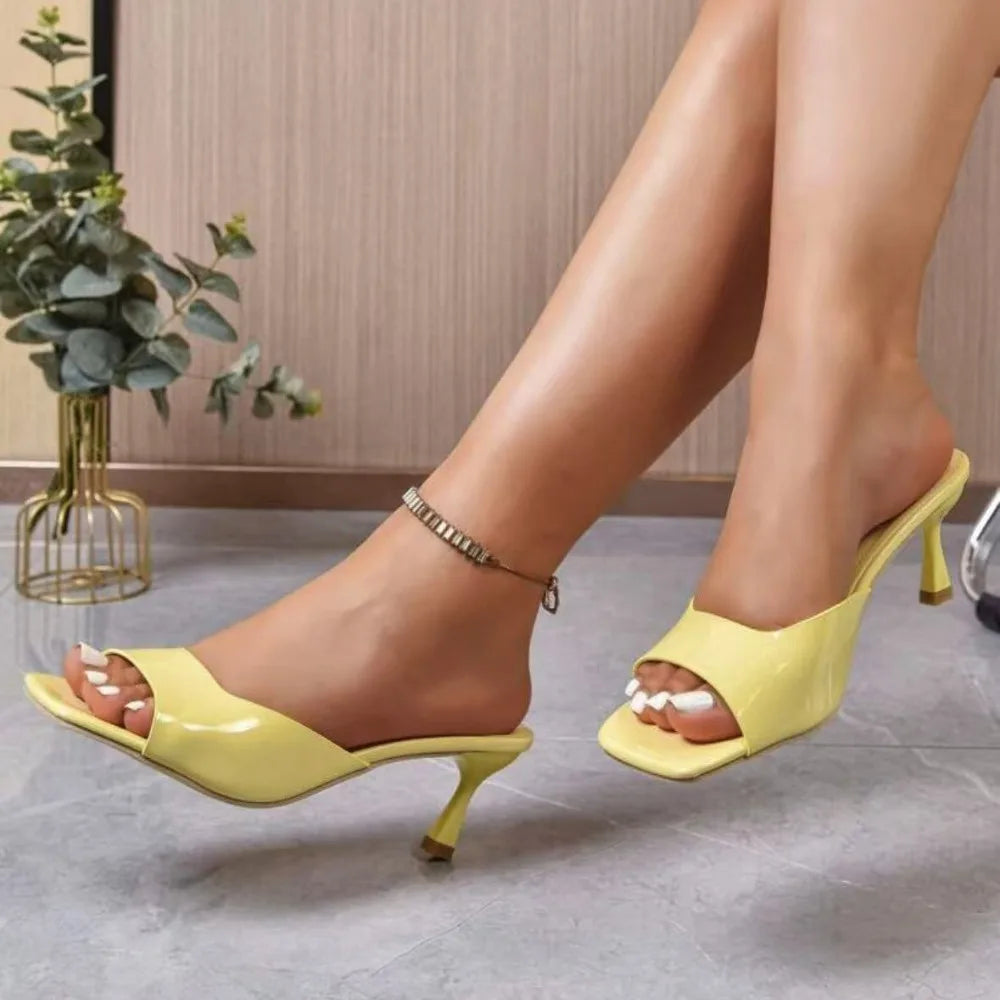 Chaussures élégantes et confortables pour femme : sandales à talons aiguilles, bout ouvert (style « bouche de poisson ») et talons hauts, idéales pour le bureau ou les tenues habillées.