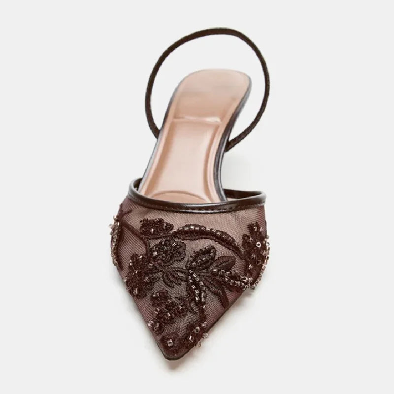 Escarpins élégants à talons hauts pour femme : bout pointu, résille brodée et détails de perles. Chaussures de luxe estivales (sandales à talons marron).