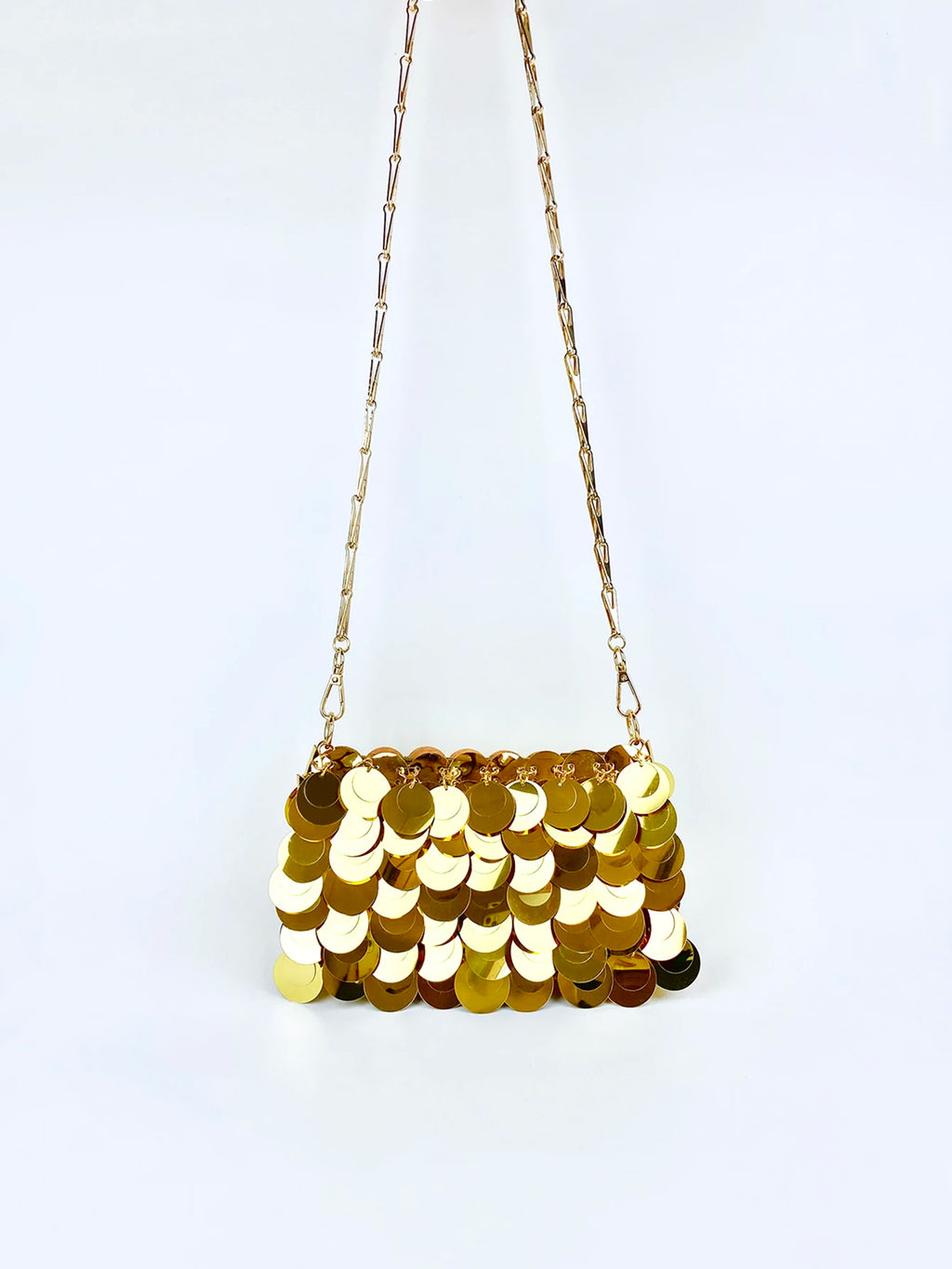 Sac carré horizontal tendance et stylé, doté d'une chaîne à paillettes dorées ; un modèle personnalisé à la texture simple et élégante pour femme.