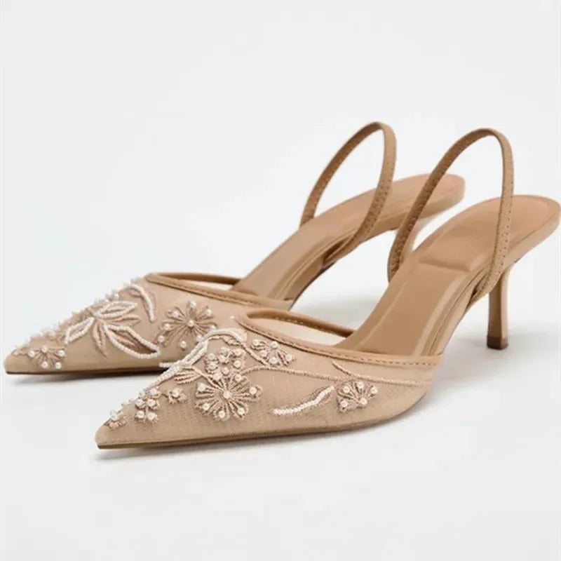 Escarpins élégants à talons hauts pour femme : bout pointu, résille brodée et détails de perles. Chaussures de luxe estivales (sandales à talons marron).