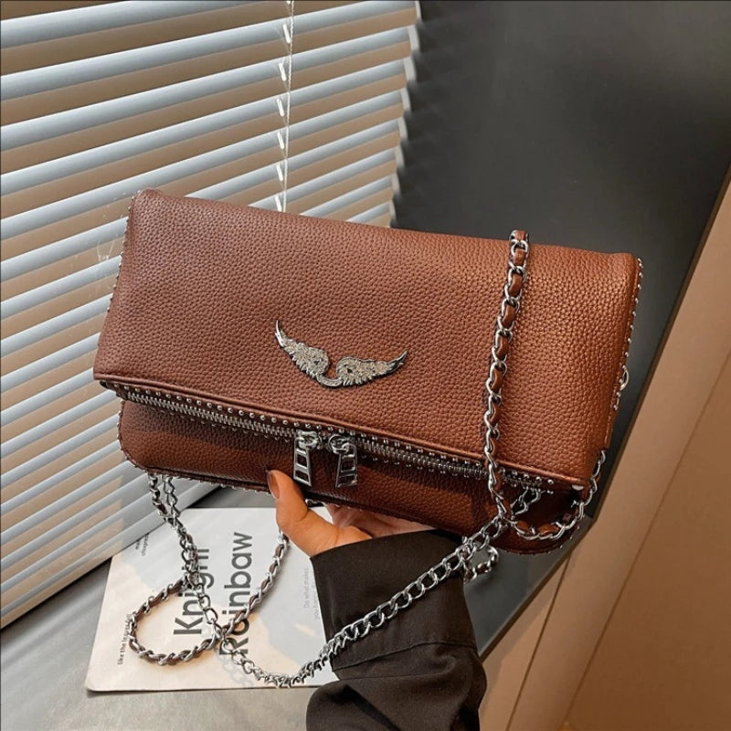 Petit sac carré tendance et épuré pour femme – Sac bandoulière avec chaîne, style rétro, porté épaule ou à la main.