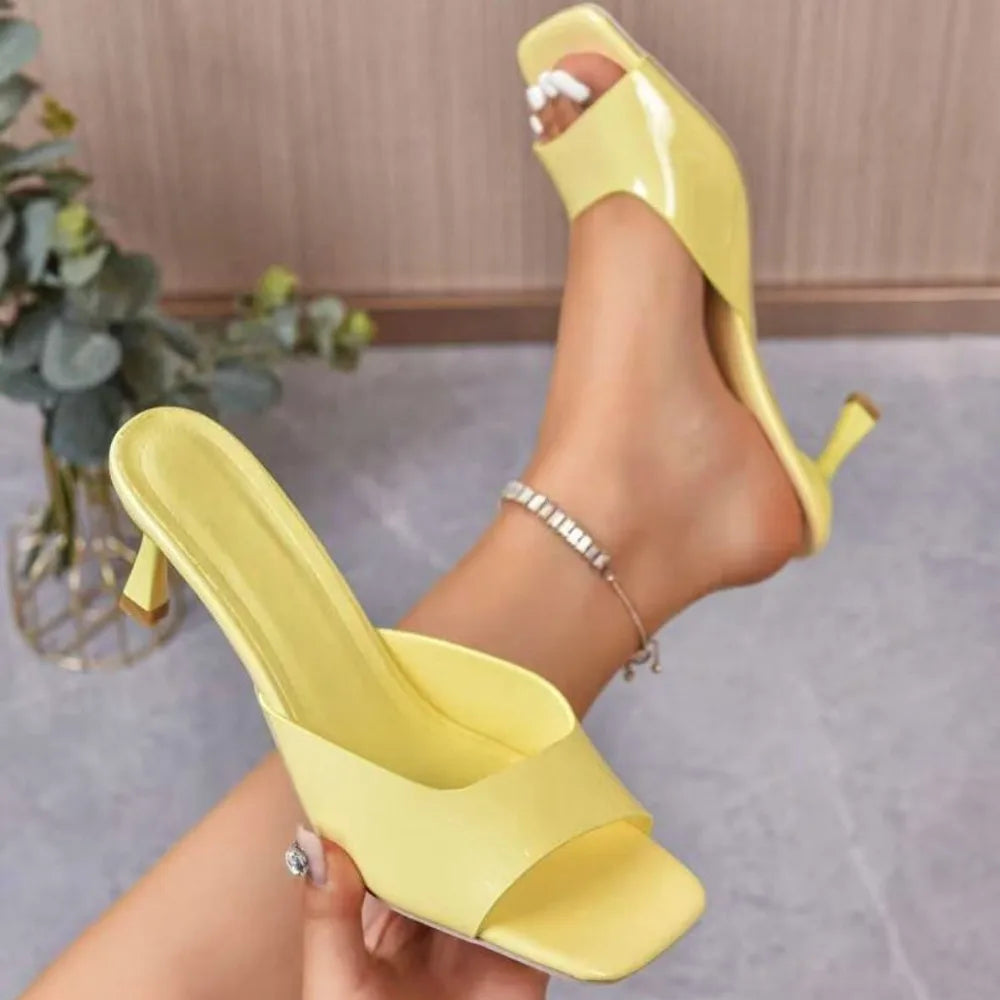 Chaussures élégantes et confortables pour femme : sandales à talons aiguilles, bout ouvert (style « bouche de poisson ») et talons hauts, idéales pour le bureau ou les tenues habillées.