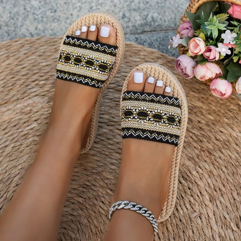 Mules plates pour femme – Style créateur, grandes tailles – Sandales bohèmes ethniques et mules de plage tendance à pompons