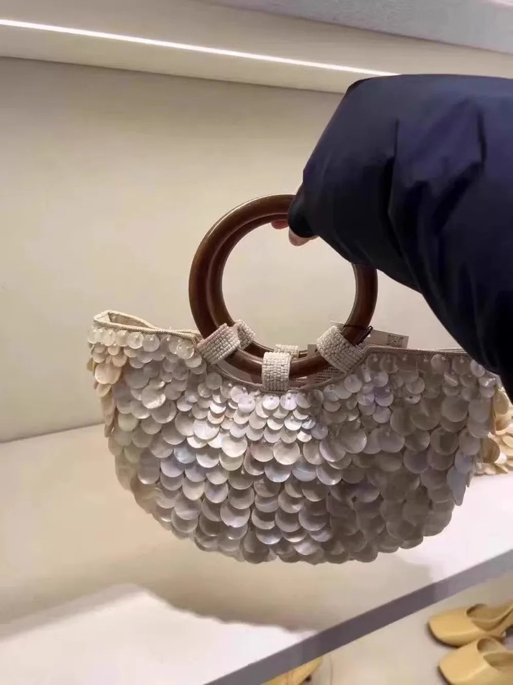 Sac à main féerique en perles fait main, grande capacité, orné de coquillages, pochette style sirène, format compact.