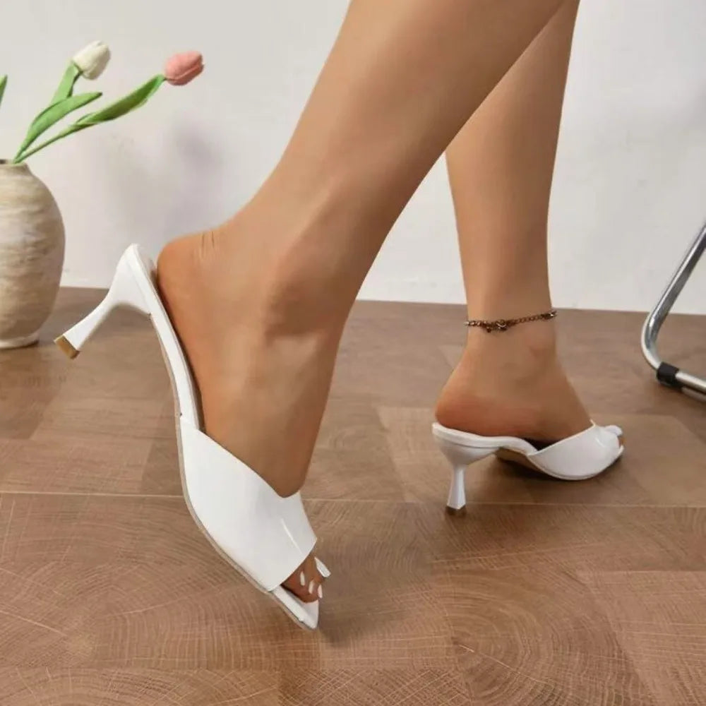 Chaussures élégantes et confortables pour femme : sandales à talons aiguilles, bout ouvert (style « bouche de poisson ») et talons hauts, idéales pour le bureau ou les tenues habillées.