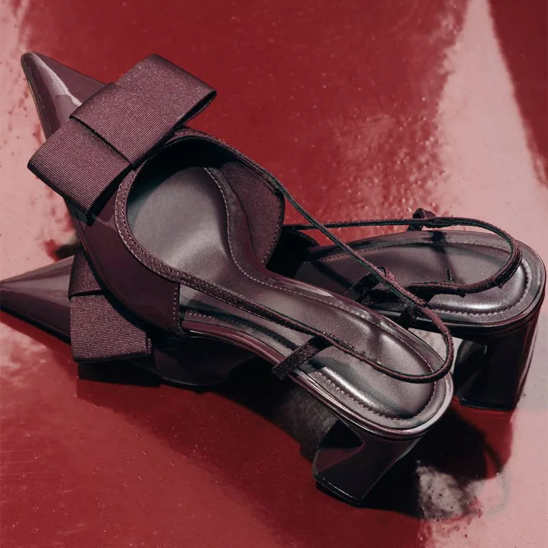 Escarpins sexy en cuir verni bordeaux à bout pointu pour femme – Chaussures de créateur élégantes et confortables avec bride arrière et nœud, idéales pour les soirées et banquets.